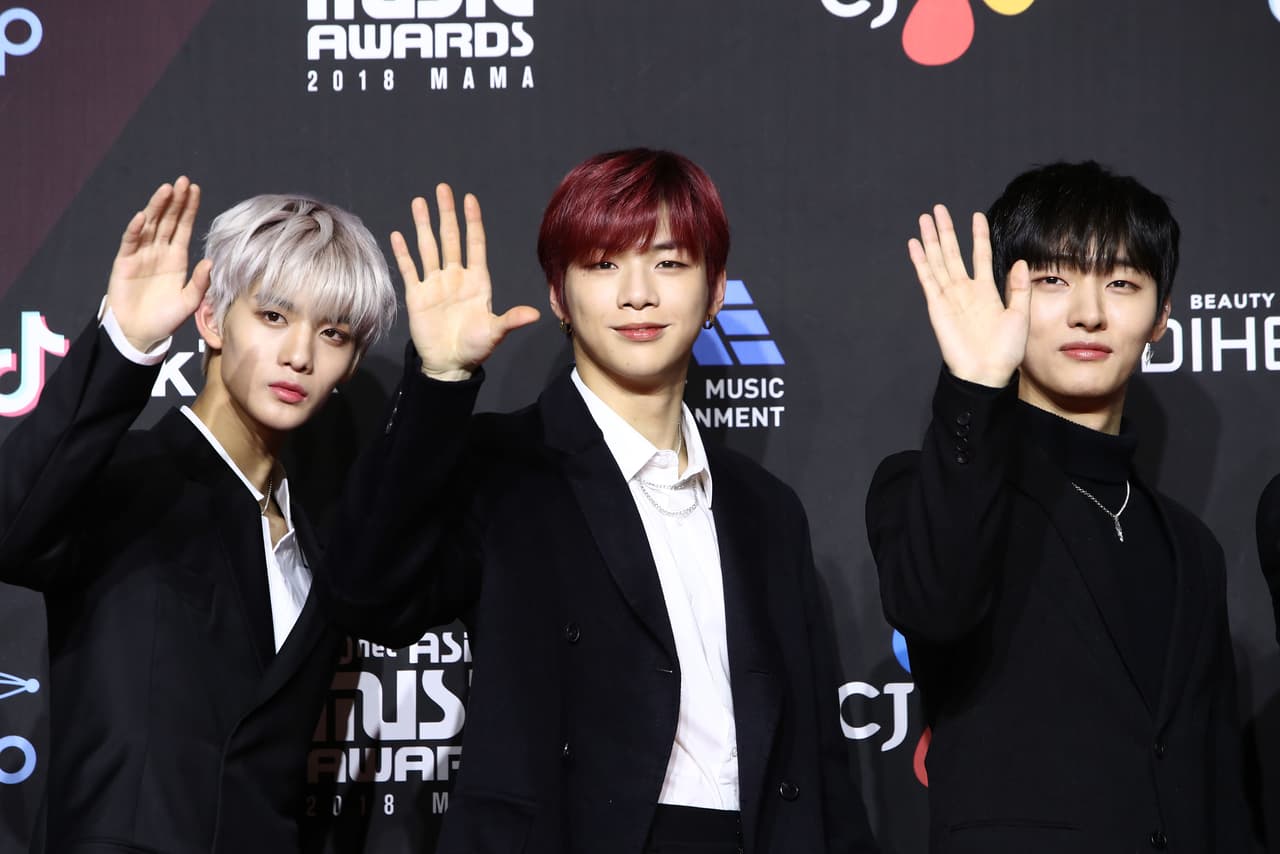 Anterior a ellos, el récord le pertenecía a la estrella de K-Pop Kang Daniel (al centro en la imagen), quien registró un tiempo de 11 horas con 36 minutos.