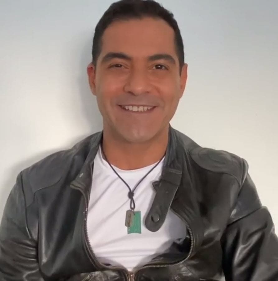 El intérprete de 'Livin' la vida loca' no fue el único integrante de Menudo que supuestamente tuvo una relación con Vale. En algún momento corrió el rumor de que tuvo qué ver con Charlie Massó, se dijo que los encuentros ocurrieron 
<a href="http://www.enelbrasero.com/2008/09/30/la-lista-de-galanes-de-angelica-vale/" target="_blank">mientras él estaba comprometido</a>.