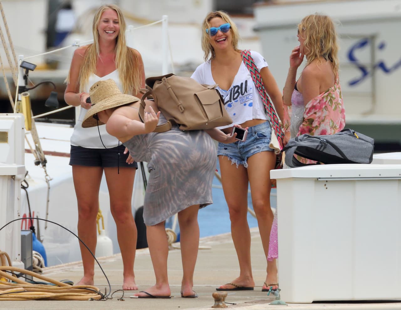 Amy le hizo una bromita a los fotógrafos.