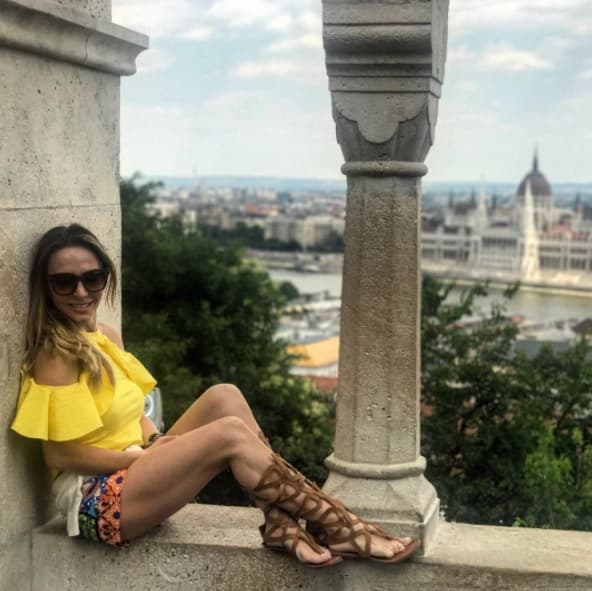 Francisco Oliveros, esposo de Erika, es CEO de Seguros Sura en Mexico pero se define como "poeta cuando sale": "Te escribiré siempre, para que recuerdes mis besos, mis manos jugando con tu pelo, mis brazos cuidando tu andar. Aquí estoy para ti, para mimarte, para admirarte, para cuidarte; pero sobre todo para amarte... Amarte por encima de todo y de todos, como quiero que sea, como quiero vivir mi vida siempre cerca de ti".