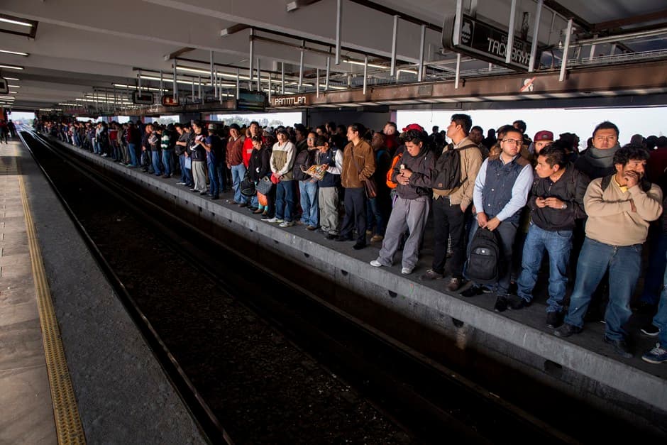 Gente viajando al trabajo por el transporte público de Ciudad de México.