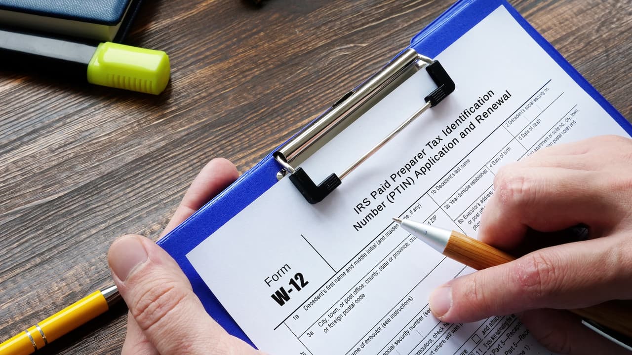 <h2 class="cms-H2-H2">1.- Pide que te muestren el PTIN</h2>
<br>
<br>Si vas a contratar los servicios de un preparador de impuestos, ya sea contador público, agente registrado o abogado, lo primero que debes solicitar es que te 
<b>muestren su número de identificación tributaria del preparador remunerado (<a href="https://www.irs.gov/tax-professionals/ptin-requirements-for-tax-return-preparers" target="_blank">PTIN</a>) </b> vigente del IRS.