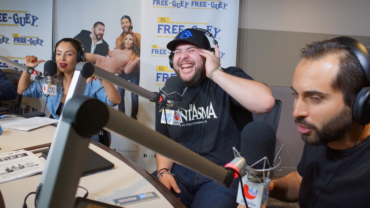 Sin pelos ni tapujos, El Fantasma se metió al Free-guey show y hasta acabó con la piñata de La Bronca.