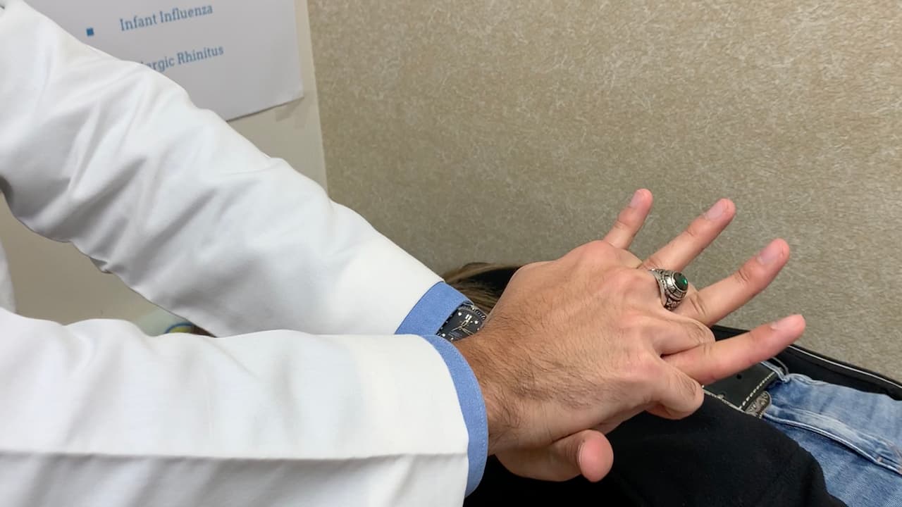 Tenemos que extender los brazos y entrelazar los dedos y
<b>hacer presión en medio del pecho presionando el esternón</b> dos pulgadas o cinco centímetros o un tercio de la caja torácica y
<b>contactar al 911.</b>