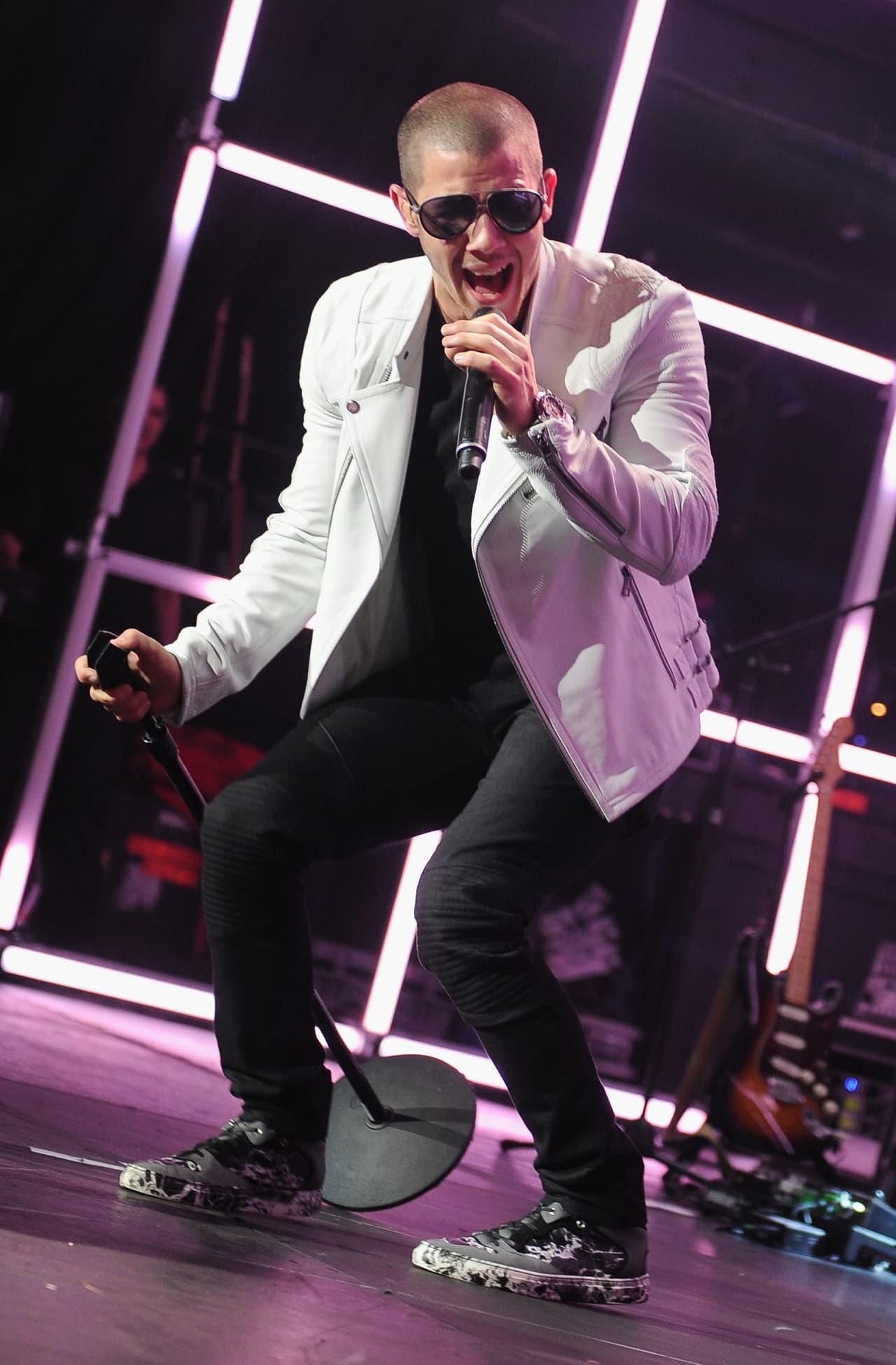 Los blazers o sacos son los consentidos de famosos como Nick Jonas, que al combinarlos con un pantalón y camisa casual logra un 'look' bastante 'cool'.