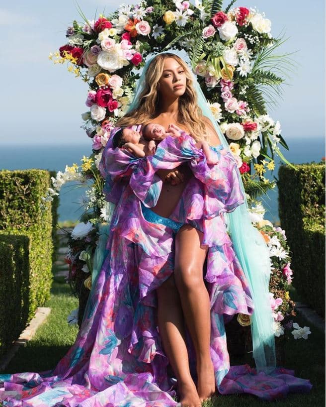 En junio de 2017 Beyoncé dio a luz a unos mellizos que también tienen nombres poco comunes. La niña se llama 
<b>Rumi </b>en honor a una poeta que les gusta mucho a ambos cantantes, mientras que el varón se llama 
<b>Sir </b>porque fue lo primero que Jay Z pensó al conocer a su hijo
<b>.</b>