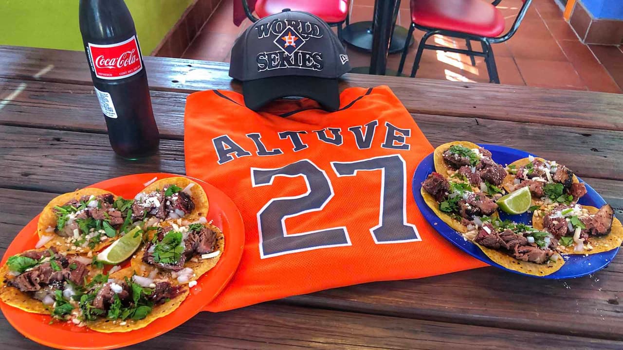 Los tacos están hechos de carne, queso rallado (original de Venezuela), cilantro y cebolla.