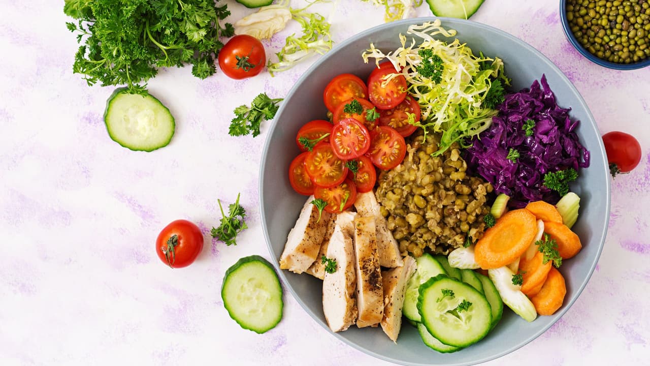 Esta ensalada aumentará tus estrógenos de forma natural: Receta