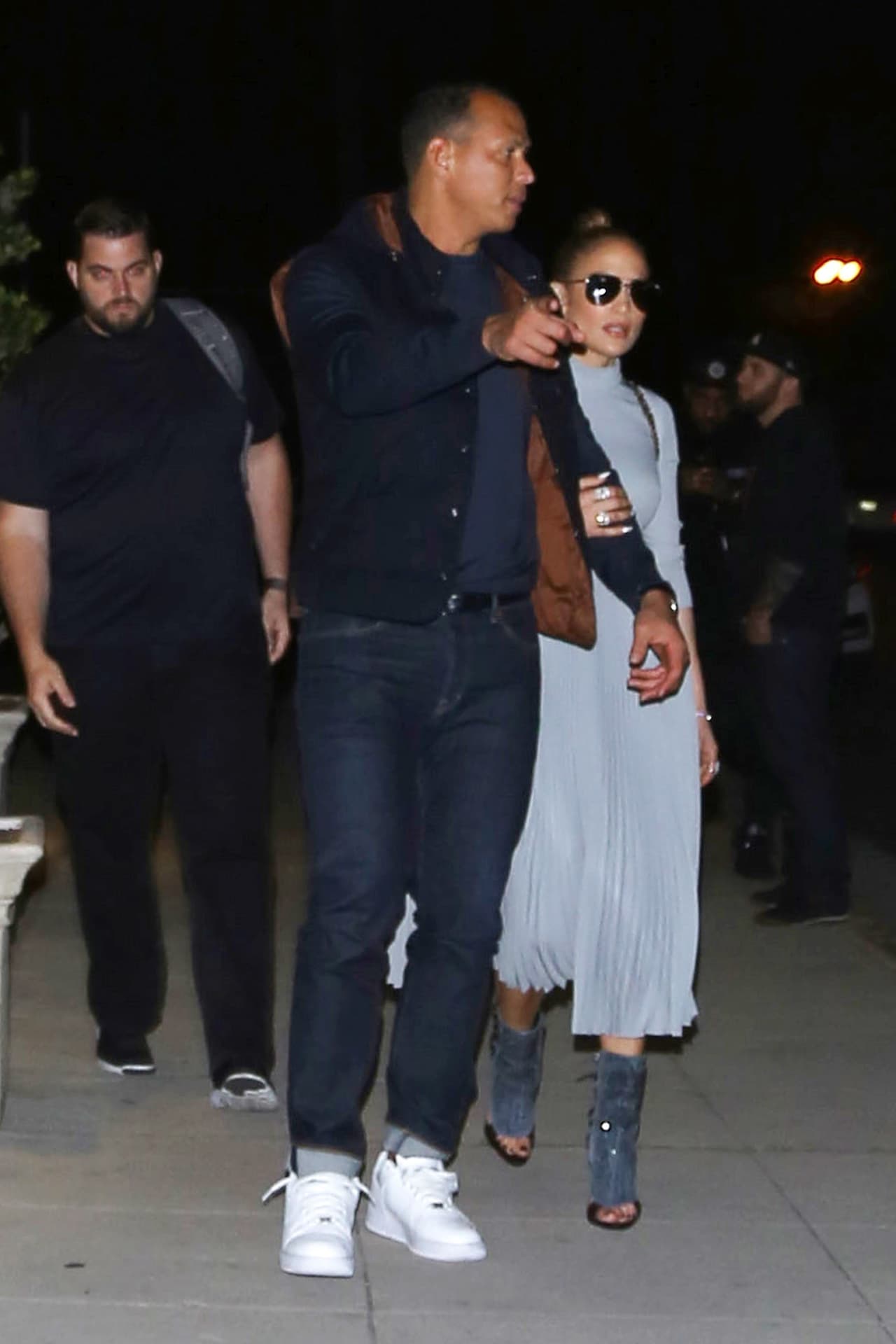 Del brazo de Alex Rodríguez, así salió Jennifer López del estudio de grabación que está utilizando en Los Ángeles para la grabación de su nuevo disco.