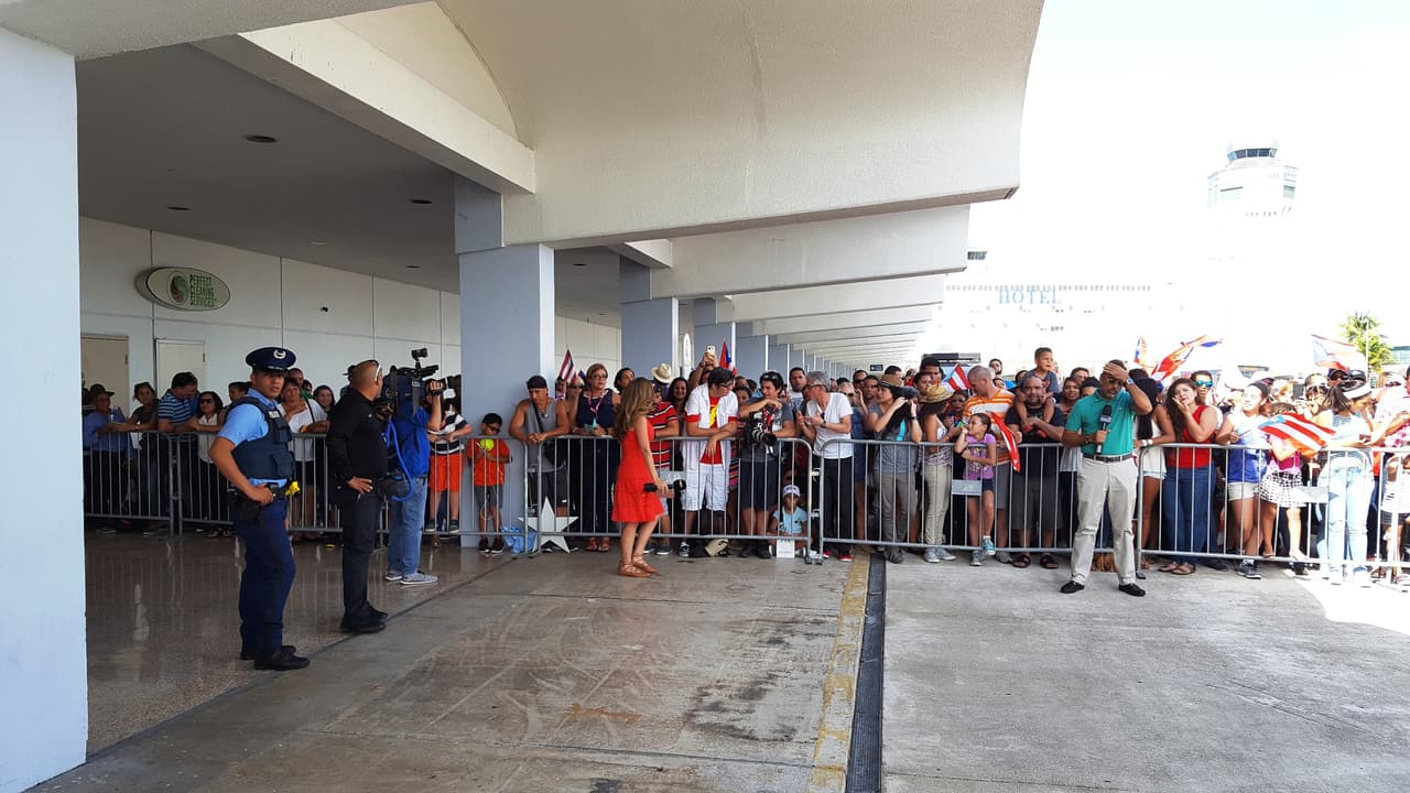 Cientos de personas llegaron hasta el aeropuerto Luis Muñoz Marín a recibir por todo lo alto a la tenista boricua que ganó la primera medalla de oro para Puerto Rico.