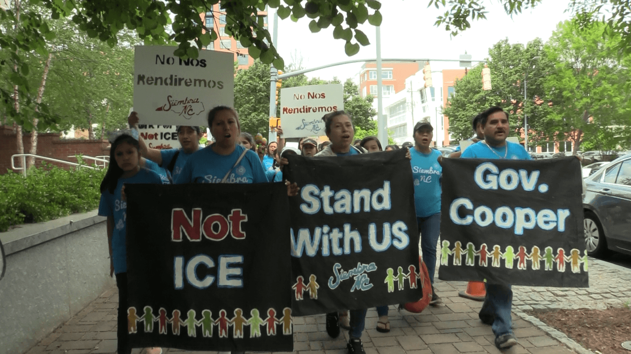 Tras la marcha de el 4 de mayo hacia la mansión del Gobernador, ya preparan la siguiente acción pública. Se trata de una vigilia propgramada para el 11 de mayo en las afueras de la mansión del gobernador donde el Colectivo NC con más de 20 organizaciones se reunirán para exigirle @Roy Cooper que no firme el proyecto de ley HB370 en caso de que avance por todos los comités de la Cámara baja en el estado.El sábado 4 de mayo, cerca de 200 hispanos marcharon hacia la mansión del Gobernador de Carolina del Norte, Roy Cooper, para pedirle que no apruebe propuestas de ley antiinmigrantes cuando lleguen a su escritorio.Las que más preocupan a la comunidad indocumentada por el momento, son la HB370 y la HB135, las cuales buscarían la cooperación entre los alguaciles de los Condados y la Agencia de Inmigración y Aduanas, ICE por sus siglas en inglés, lo cual desencadenaría de acuerdo a los activistas en un incremento en las deportaciones de inmigrantes sin documentos en Carolina del Norte.Madres, padres de familia, organizaciones y aliados de la comunidad alzaron las voces para exigir que el Gobernador Cooper los escuche.Durante la protesta, el Gobernador no hizo presencia, así como ninguna autoridad en representación del funcionario público.Esta marcha fue encabezada por la organización Siembra NC y apoyada por organizaciones aliadas como El Comité Popular Somos Raleigh y El Pueblo.“Quiero decirles a los que no pudieron venir hoy que habrá más oportunidades de apoyar y que no podemos quedarnos callados porque estas leyes afectarían a nuestras familias”, indicó en entrevista para Univision una de las manifestantes.