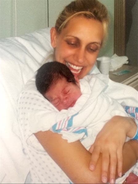 Hace algunos años, la Flaca compartió este recuerdo en su cuenta de Instagram, el cual fue la primera foto que le tomaron con Lorenzo el 30 de octubre de 1999.