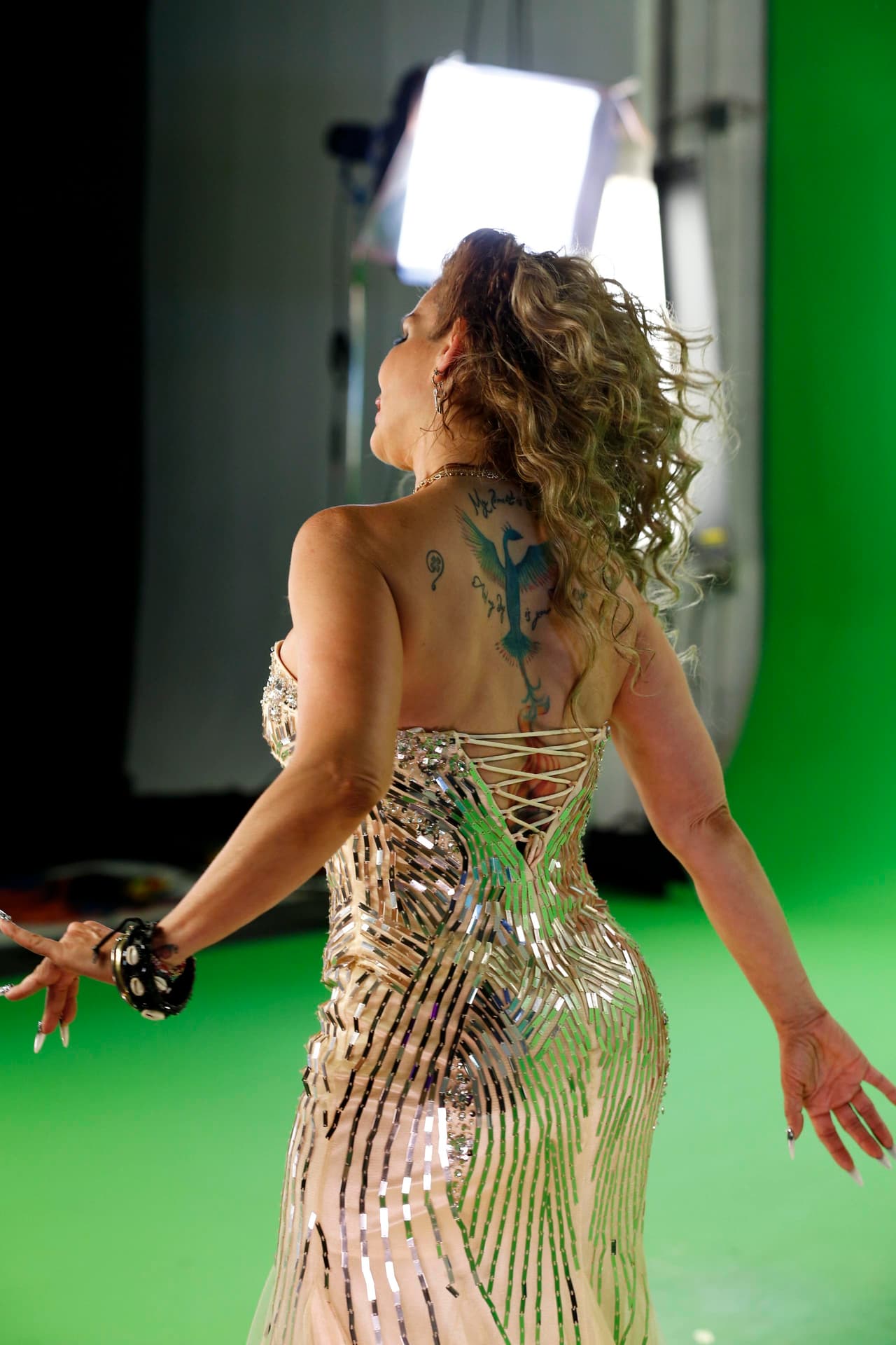 Este vestido en dorado también le permitió mostrar un poco de espalda, así como hacer lucir sus tatuajes.