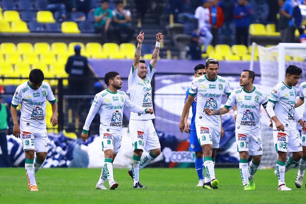 No hubo una gran entrada en el Estadio Azteca pero el tercer gol del León incrementaba el corte solemne del momento en el que estaba el Cruz Azul.