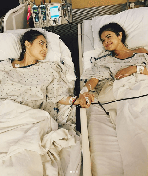 La cantante
<b> Selena Gomez, </b>que ha hecho pública su lucha contra el lupus, reveló que recibió un trasplante de riñón y que la donante fue
<a href="https://www.univision.com/noticias/trasplantes/selena-gomez-recibe-un-rinon-de-su-mejor-amiga-como-el-lupus-afecta-el-sistema-renal?q">su mejor amiga</a>. Más de 10 millones de personas reaccionaron a
<a href="https://www.instagram.com/p/BZBHr4Pg5Wd/">su publicación en Instagram</a>. "No hay palabras para describir cómo le agradezco a mi bella amiga Francia Raisa”, escribió en su cuenta.