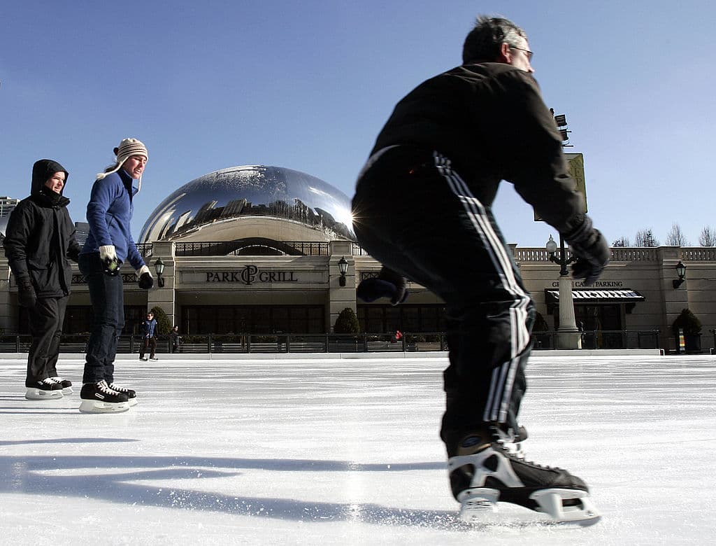 <b>Pista de Hielo McCormick</b>
<br>Otra opción en Chicago es la Pista de Hielo McCormick Tribune del Millennium Park. La entrada a la pista es gratuita, y puedes alquilar los patines por entre $13 y $15, está disponible hasta el 5 de marzo.
<br>