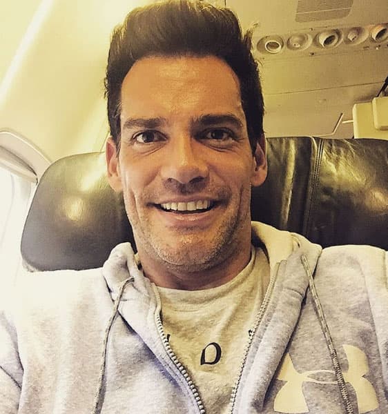 Es todo un patriota, es parte de la Reserva para la Fuerza Aérea Chilena.