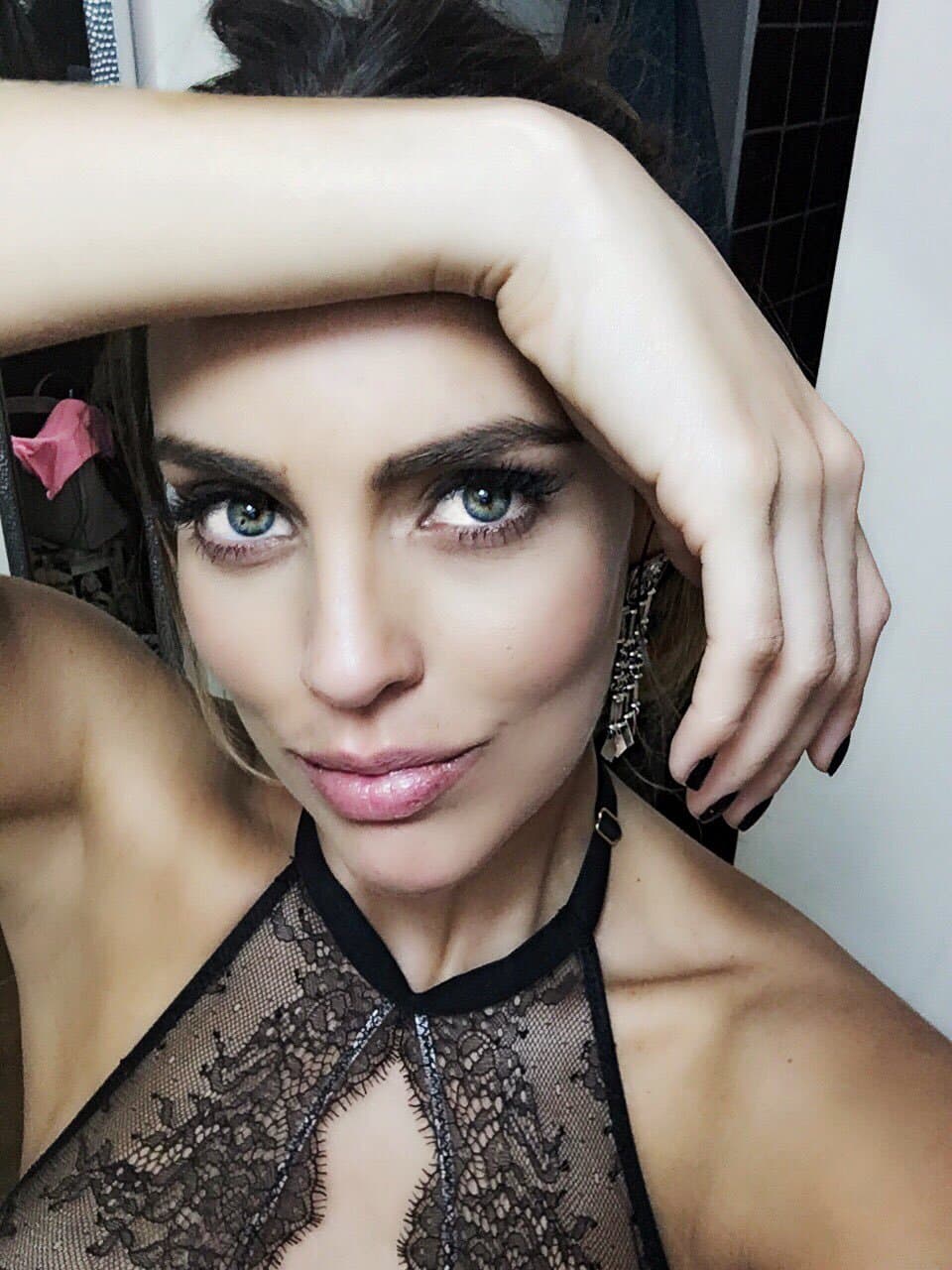 Pero ella no es la única, la guapísima Sara Corrales también es fan de las selfies.