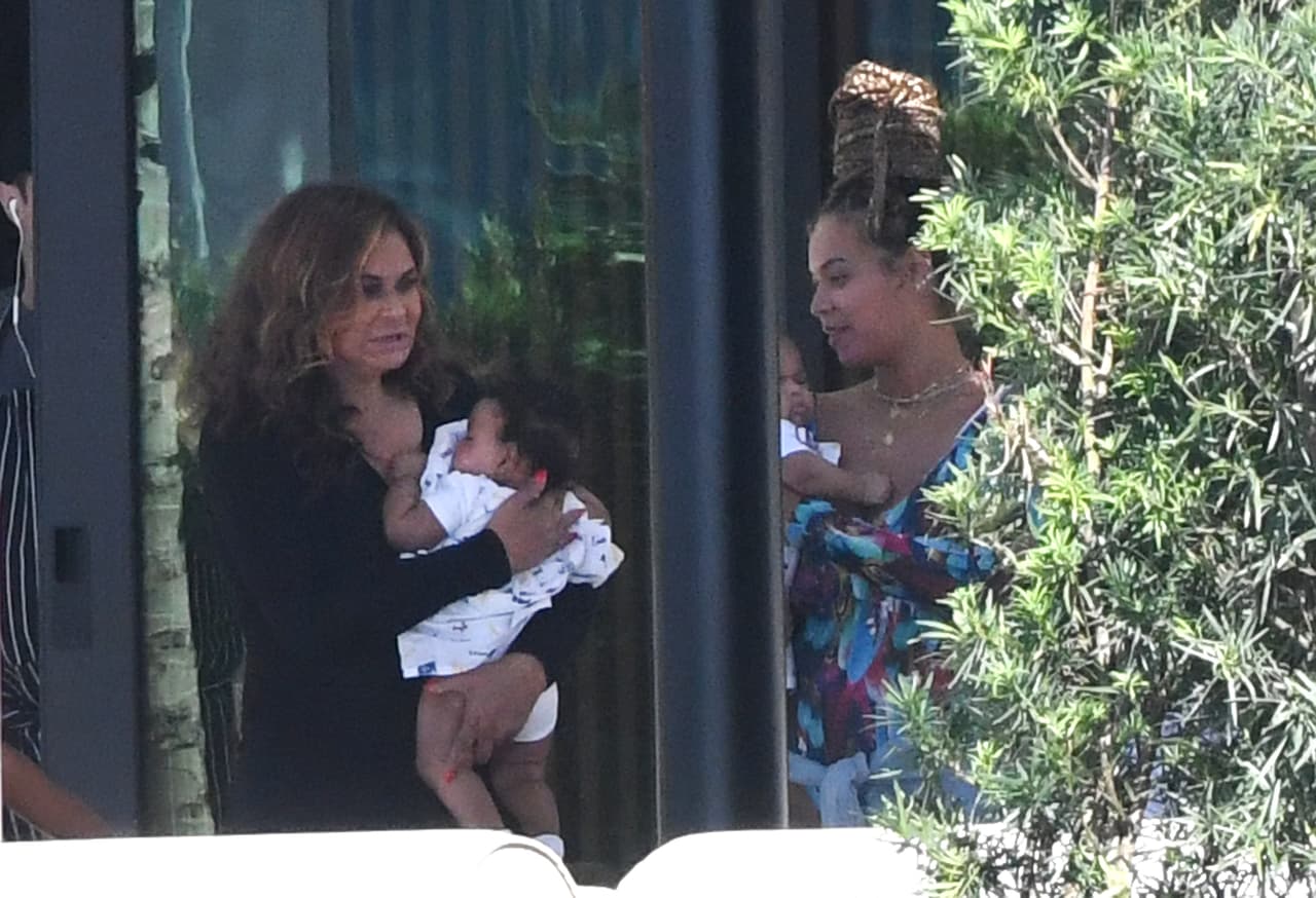 La madre de la cantante, Tina Knowles, también los acompañaba y feliz cargaba a uno de sus pequeños nietos.