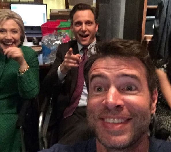Scott Foley y Tony Goldwyn, del mismo show, también se sacaron la foto del recuerdo con ella, apoyándola.
