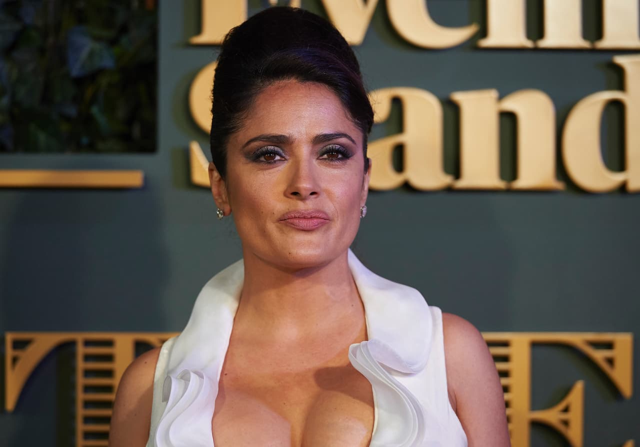 <h3>Prejuicio roto por Salma # 4</h3>: Tal como lo confirmó Susan Sarandon en los Premios SAG con su blazer que ostentaba una abertura profunda, Salma tampoco ha renunciado con los años a los vestidos con escote. Esa idea de que la sensualidad manifiesta es solo cosas de las jovencitas queda completamente desafiada al recorrer los looks de esta actriz que es una militante de reslatar su figura.