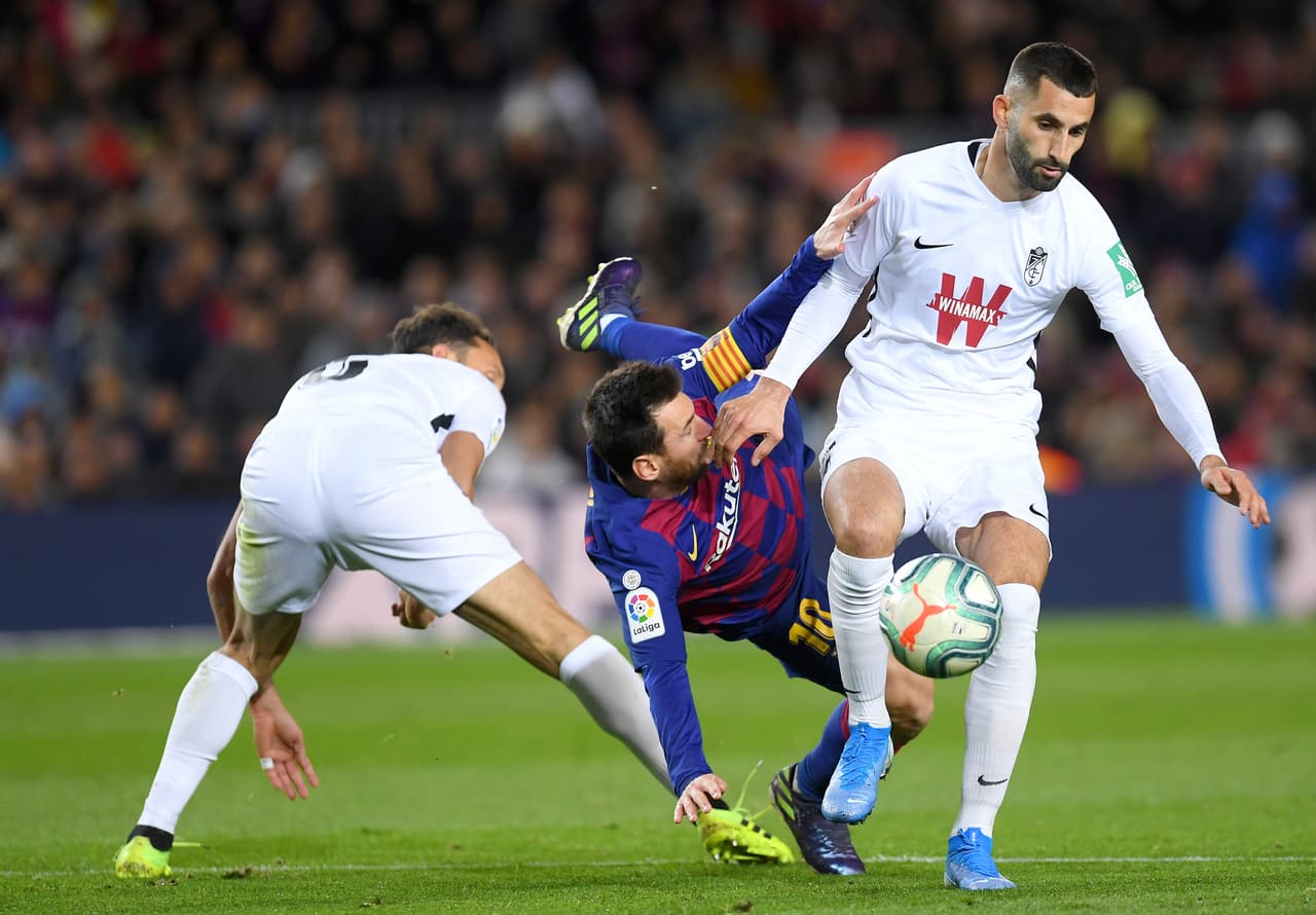 A patadas. Así trataron de frenar a Lionel Messi los jugadores del Granada.