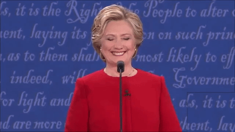 <b>El baile de Hillary Clinton.</b> Durante
<b><a href="http://www.univision.com/noticias/elecciones-2016/primer-debate-presidencial-hillary-clinton-vs-donald-trump" target="_blank">el primer debate presidencial en septiembre en Nueva York</a></b>, Clinton aguantó con compostura las respuestas de su contrincante Donald Trump hasta que éste dijo que su mejor característica era su "temperamento" y que era mucho mejor que el de ella. La candidata respondió con un "woo" y agitó sus hombros por varios segundos en actitud algo burlona.