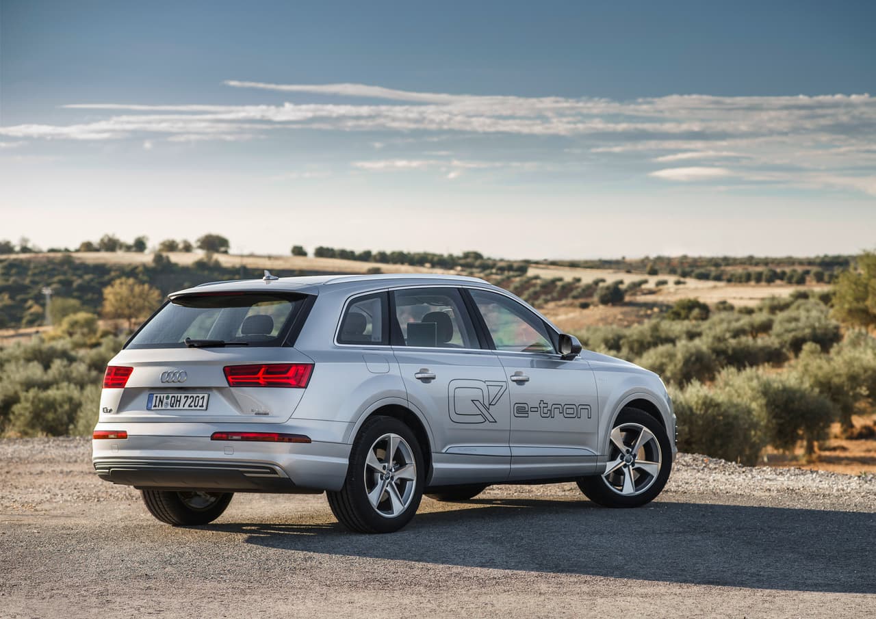 A su llegada al Barcelona, en enero pasado, fue recibido con las llaves de una 
<b>Audi Q7 e-tron quattro</b>, una SUV híbrida plug-in con motor diesel y sistema de tracción quattro, el cual acelera de 0 a 60 mph en 6.2 segundos. Su precio es a partir de 85,000 dólares.