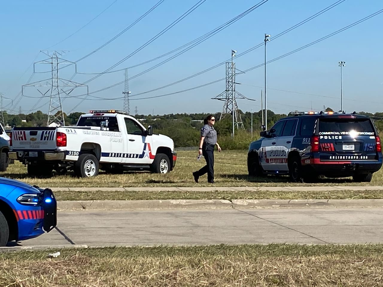 Tres estudiantes de la escuela fueron hospitalizados por heridas de bala y una mujer embarazada fue atendida en el lugar luego de sufrir una caída.