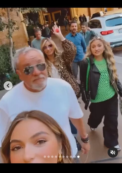 La evidencia la compartió
<b><a href="https://www.univision.com/famosos/sofia-castro-mas-parecida-madre-angelica-rivera-fotos" target="_blank">su hija mayor, Sofía Castro</a> </b>(26 años), quien reveló algunas de las imágenes de la escapada que se dieron.
<br>