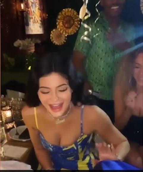 "Siempre escucho y él (Ariel) me dijo cuando nos estábamos embelleciendo: 'Oh, Dios mío, acabo de volver. Vi este anillo en XIV Karats (joyería de Beverly Hills). Estoy tan obsesionado'. Y yo estaba como en mi teléfono actuando como si no estuviera escuchando y como 'Ah, qué genial'", relató Kylie sobre la manera en que se dio cuenta cómo su amigo deseaba dicha joya.