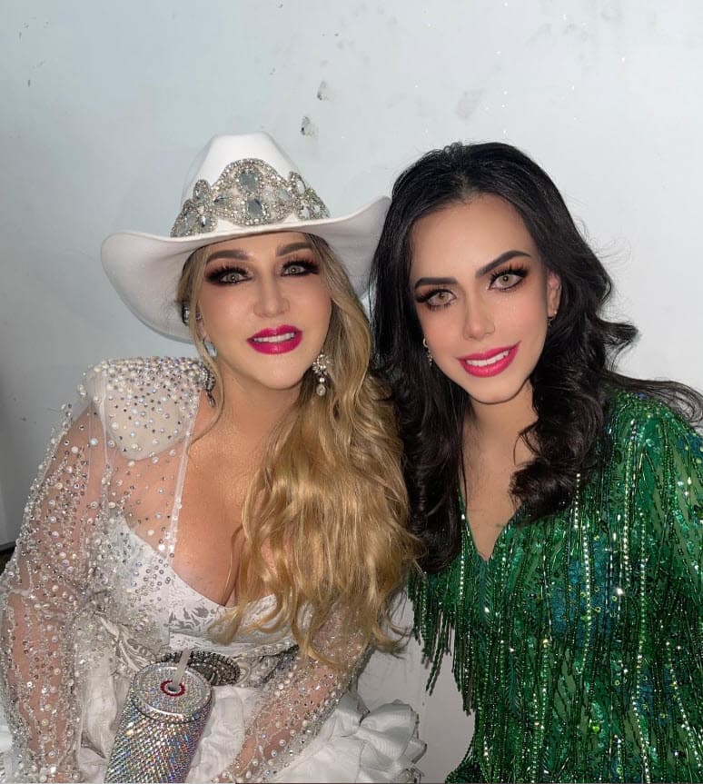 "Con mis queridas y admiradas compañeras en GranDiosas Tour 2022 el día del show en el majestuoso palenque de la Feria de Santa Rita, Chihuahua".