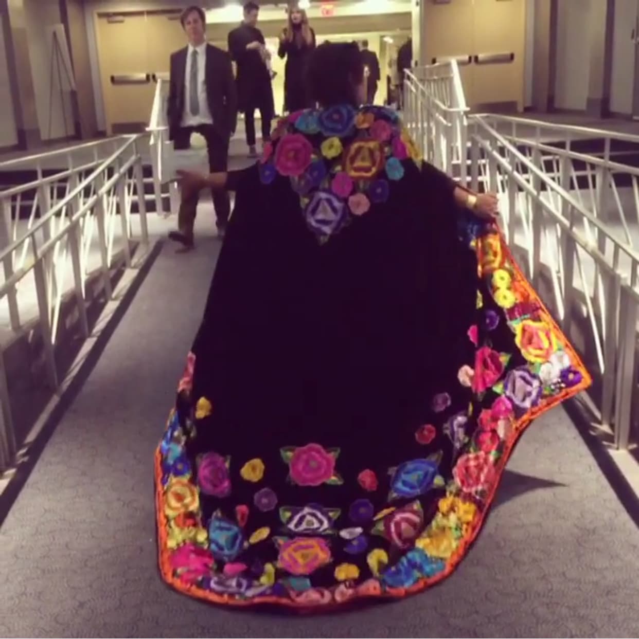 Aunque tristemente no se llevaron el anhelado
<b>GRAMMY</b>, pero
<b>Marisol Hernandez</b>, cantante de la agrupación, dijo que ella había ganado con esta hermosa capa.