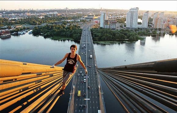 Asimismo se toma fotografías desde puentes o cualquier otra construcción arquitectónica lo suficientemente alta. (Imagen tomada de su facebook)
