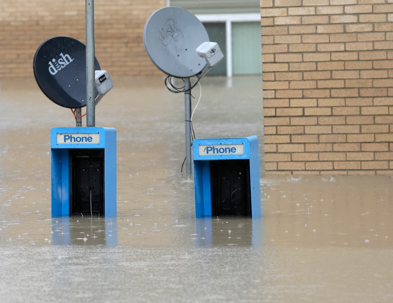 Cabinas telefónicas en la calle cubiertas por las aguas en Columbia. (AP)