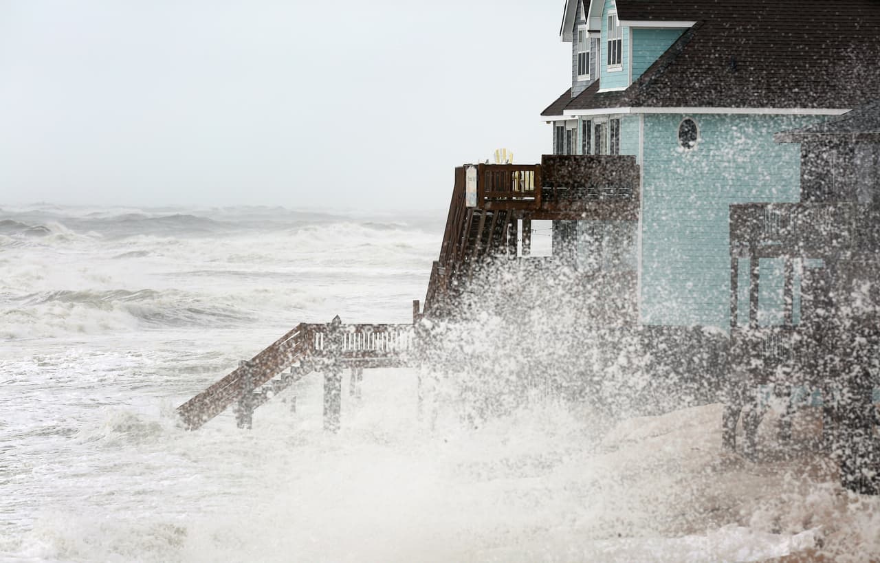 Las olas golpean el litoral en Buxton, en la isla Hatteras de Carolina del Norte, durante una marea alta. (AP)