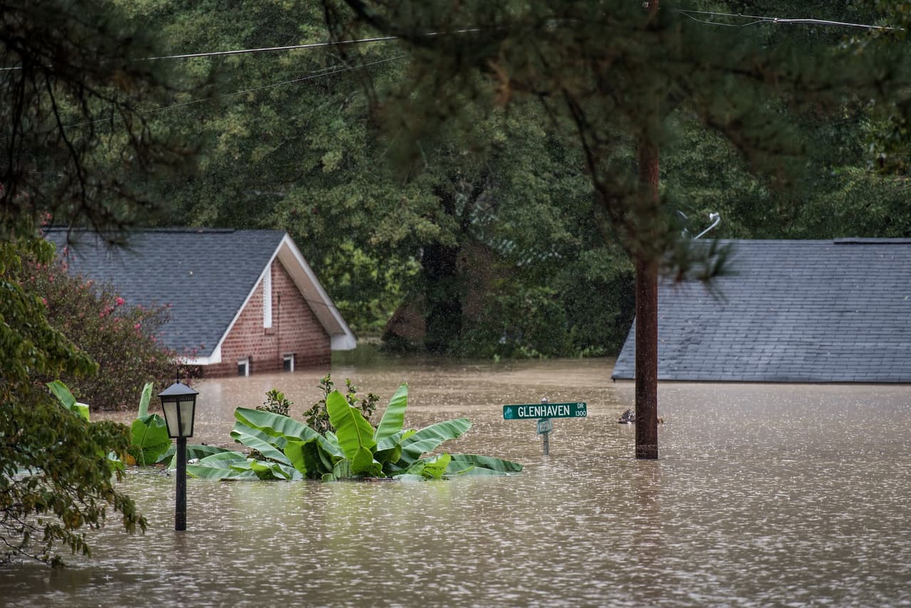 El agua cubre casi completamente varias casas en Columbia. (Getty Images)