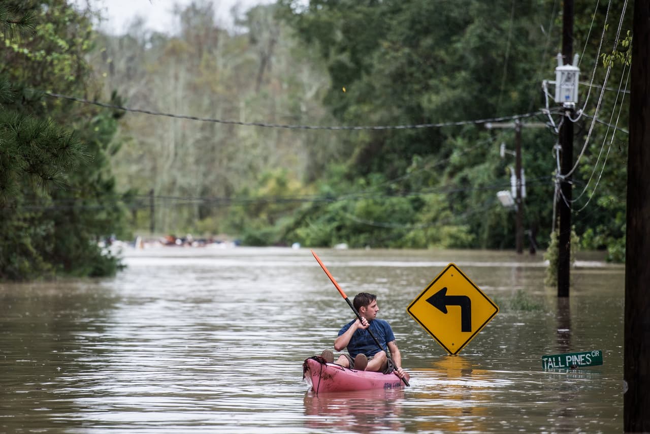 Un hombre recorre las calles en un kayak por Columbia. (Getty Images)