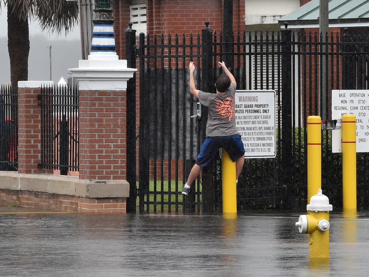 Joven trata de evitar el agua que cubre las calles en el centro de Charleston, en Carolina del Sur. (Getty Images)