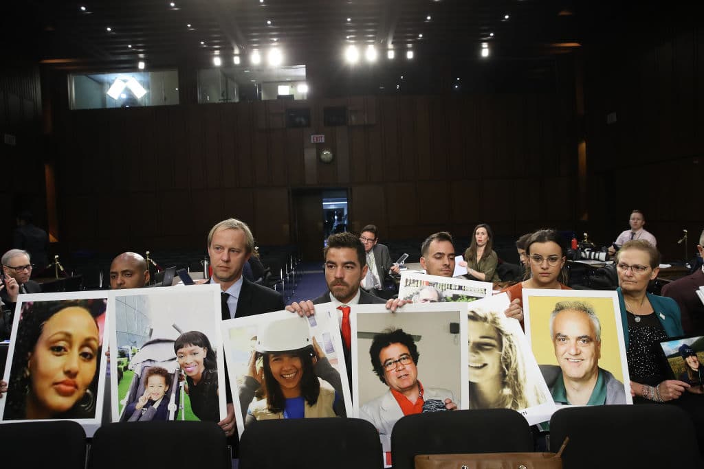 Familiares y amigos de las víctimas de uno de los accidentes asisitieron a la audiencia portando fotos de quienes perdieron la vida.