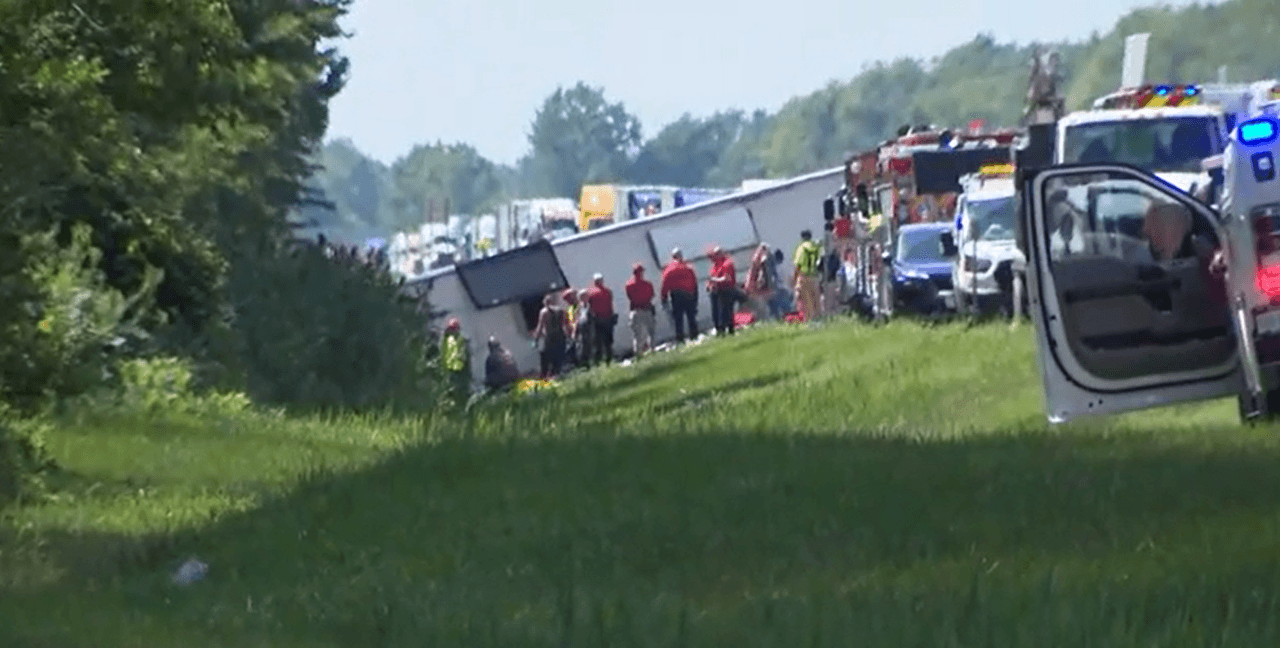 Volcadura de autobús turístico deja varios muertos, incluyendo niños, en el norte de NY