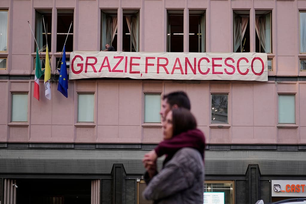 <h3 class="cms-H3-H3">"Gracias Francisco"</h3>
<br>
<br>Una bandera en un edificio cerca de la Basílica de Santa María la Mayor, donde Francisco, tendrá su descanso final en Roma.
