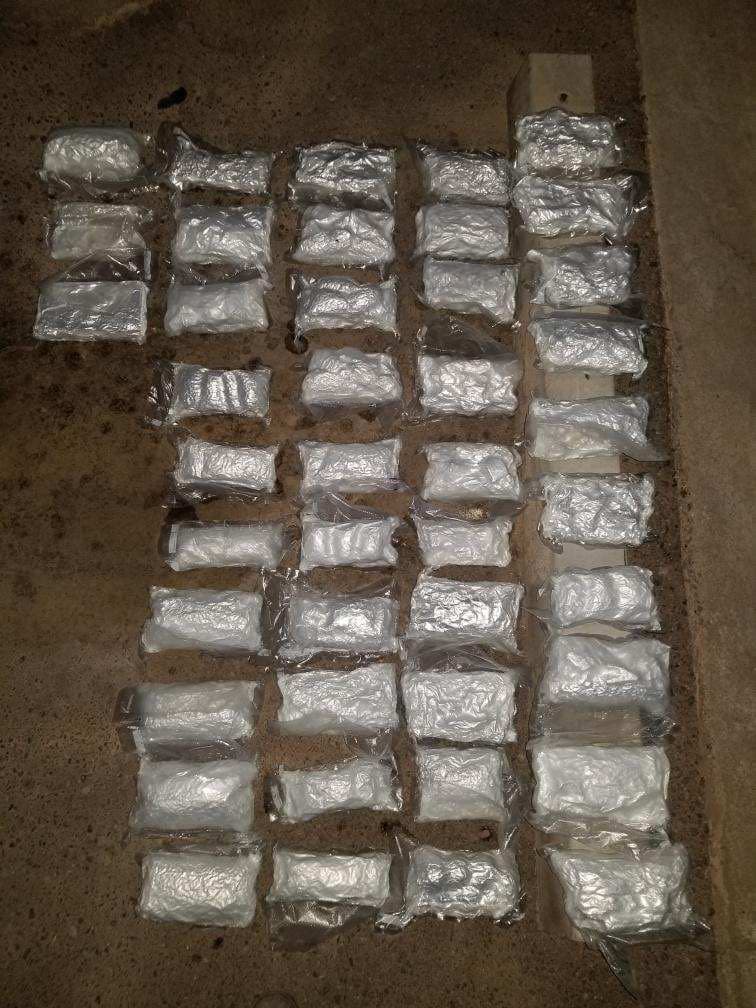 La droga incautada venía empacada en pequeñas bolsas y escondida en el vehículo que fue decomisado por las autoridades.