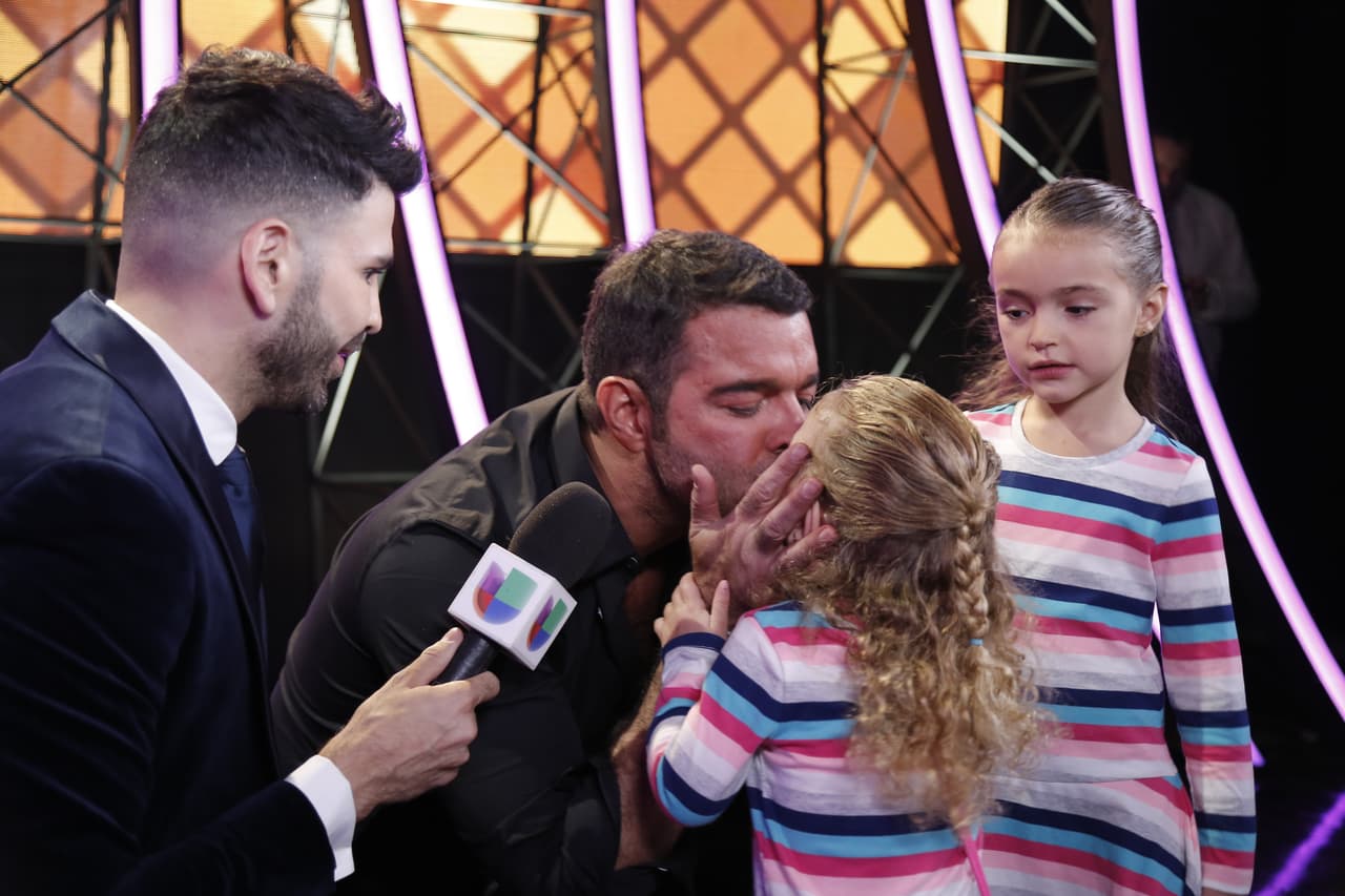 Más de una beso agarramos en el backstages. Unos muy tiernos como este entre Pablo Montero y sus hijas.