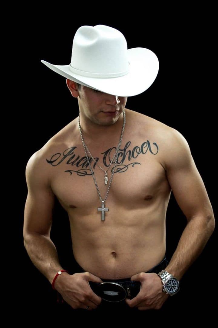 Juan Ochoa,conocido como Tony Ochoa, es un novel cantante que aseguran tiene la voz idéntica a Valentín Elizalde, y en sus cuentas de internet ha subido fotos de este tipo, sin mostrar el rostro, pero eso sí el cuerpo.