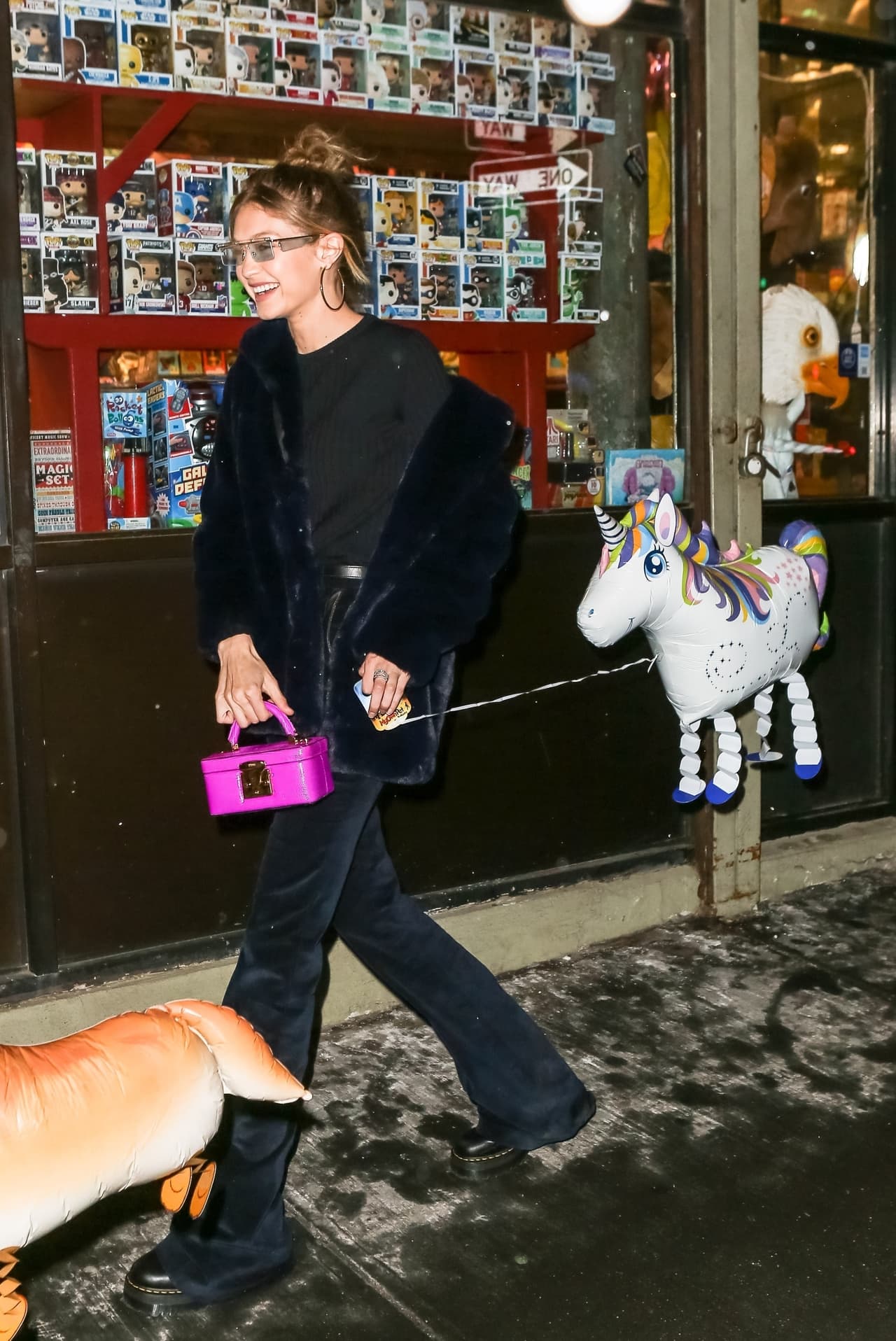 Aquí usando el neceser 
<a href="https://www.stalvey.com/product/beauty-case-mini-vamp-alligator/">Vamp Alligator</a> en rosa neón (con costo de $13,000) de Jason Stalvey para pasear por Nueva York.