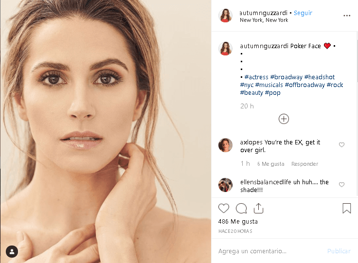 Se trata de un 
<b><a href="https://www.instagram.com/p/B0jfMBFJwaV/" target="_blank">retrato </a></b>de la propia Guzzardi en el que al pie escribió: 
<b><a href="https://www.youtube.com/watch?v=bESGLojNYSo" target="_blank">'Poker Face'</a></b>, nombre de una de las canciones más célebres de Lady Gaga.