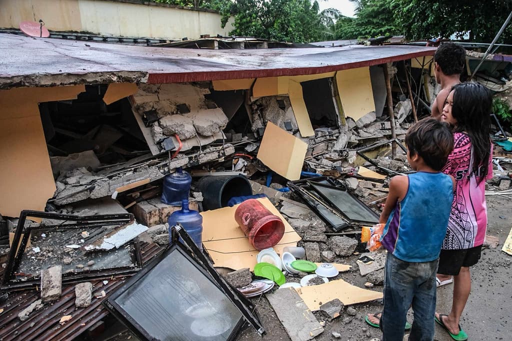 Al menos 69 muertos deja un poderoso terremoto en Filipinas