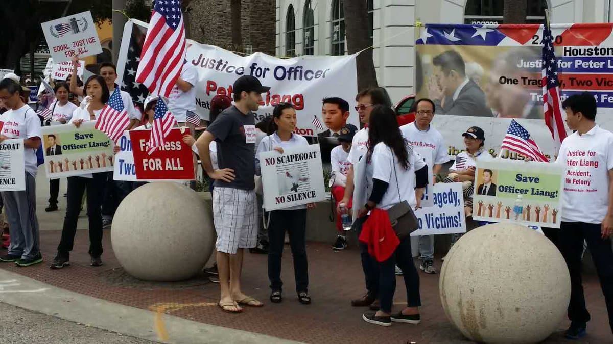 Miles de personas se manifiestan en apoyo de policía condenado por homicidio