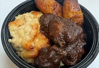 <h3 class="cms-H3-H3">Tazón de macarrones con queso y pollo Jerk BBQ</h3>
<br>Pollo Jerk bañado en nuestra salsa BBQ dulce y picante y servido sobre una cucharada colmada de nuestros cremosos macarrones con queso y ajo, acompañados de plátanos dulces.